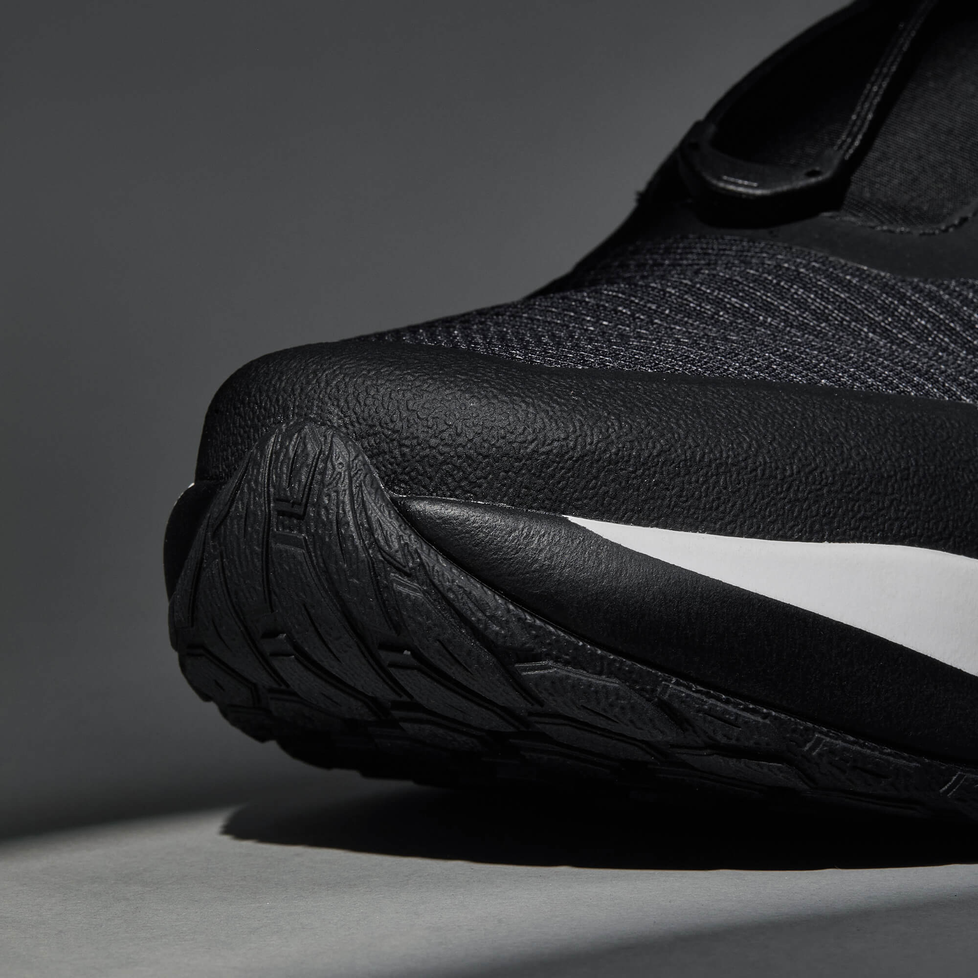 MUDDY VIBE S-16 Ridge Snow low-top hiking shoe with black and white accents, front view on a soft shadow background.