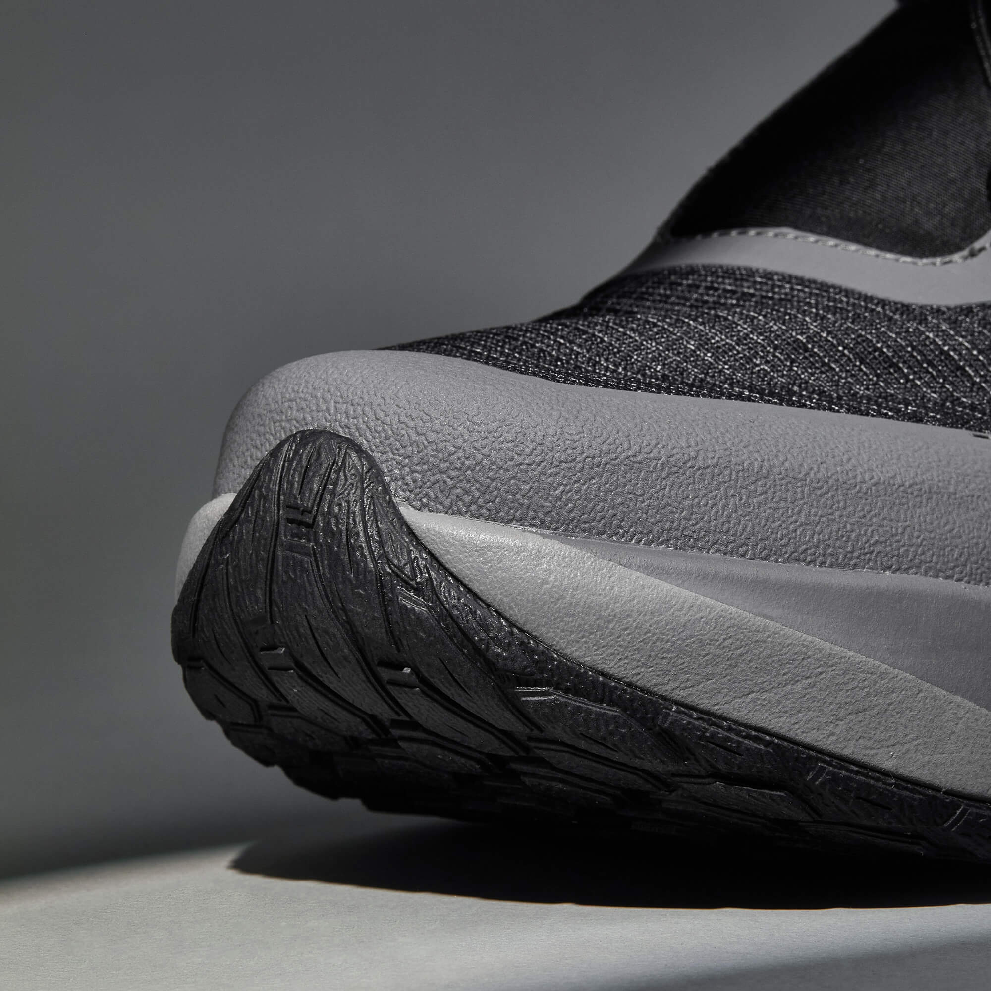 MUDDY VIBE S-16 Tide Rock low-top hiking shoe with black and grey accents, front view on a soft shadow background.