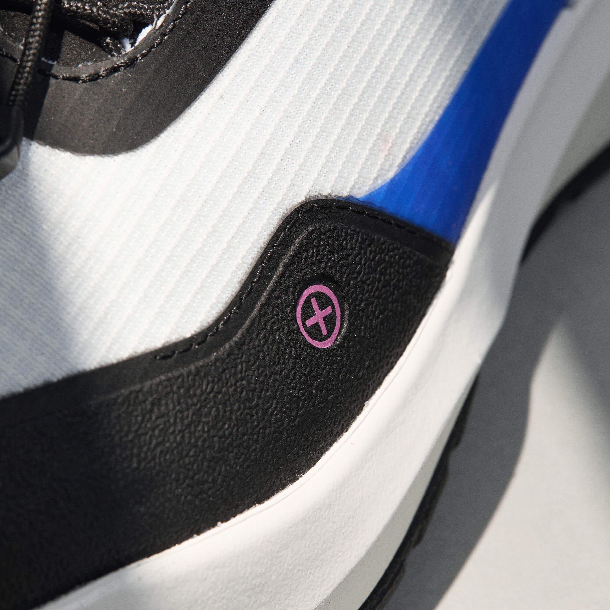 MUDDY VIBE Si-14 Aurora White low-top hiking shoe with blue accents, icon view on a soft shadow background.