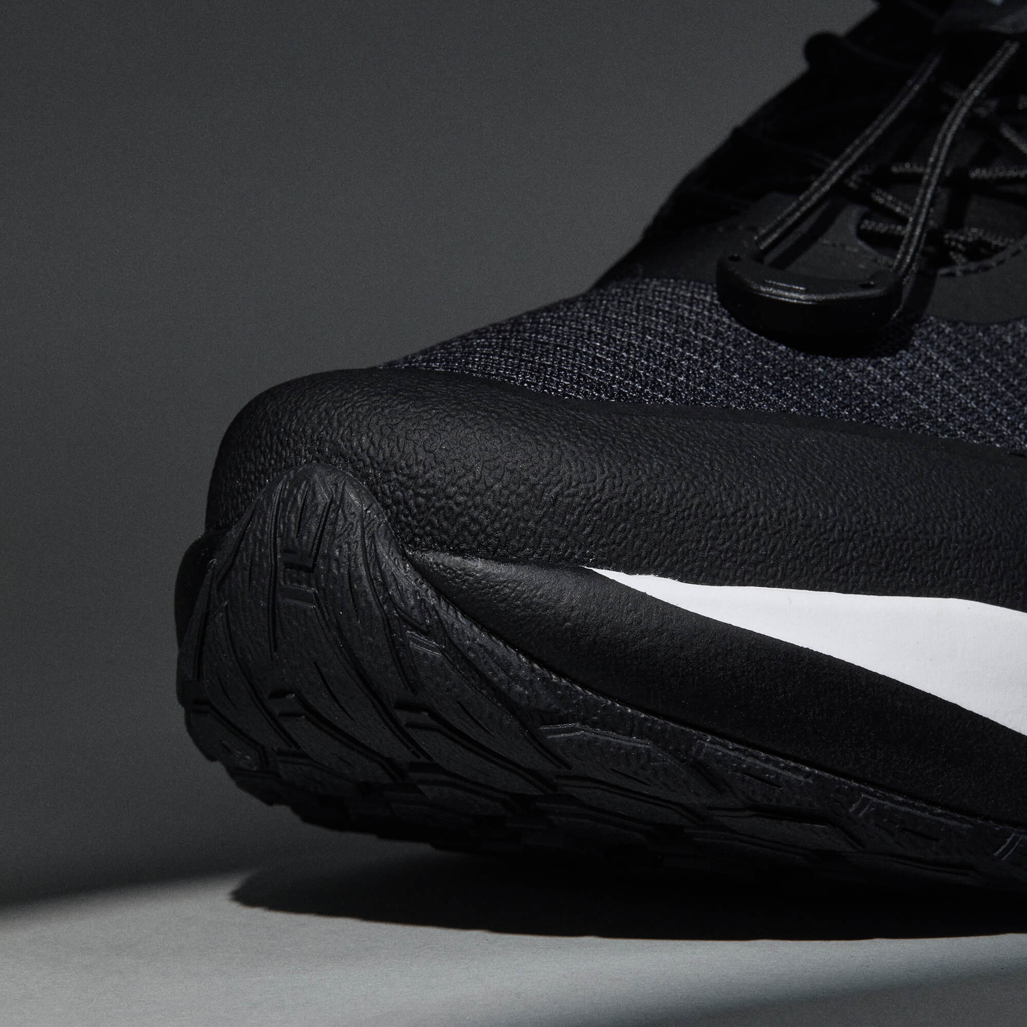 MUDDY VIBE Si-14 Ridge Snow low-top hiking shoe with black and white accents, front view on a soft shadow background.