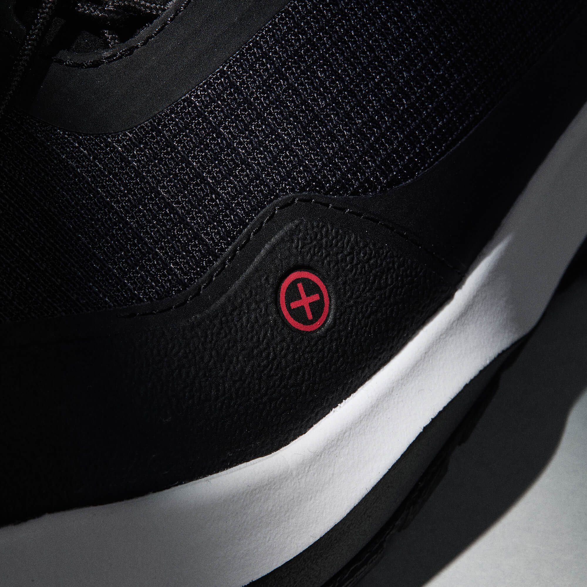 MUDDY VIBE Si-14 Ridge Snow low-top hiking shoe with black and white accents, icon view on a soft shadow background.