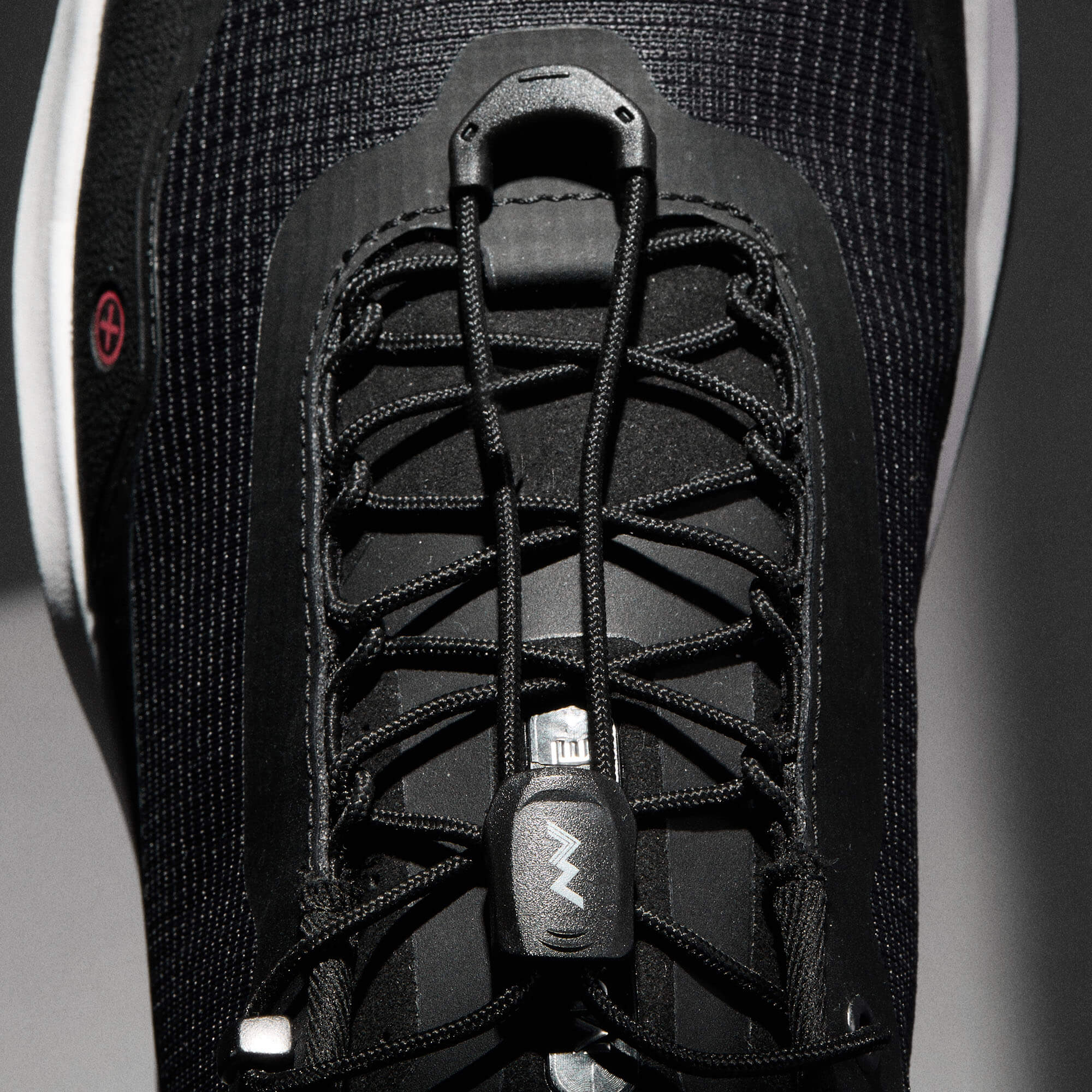 MUDDY VIBE Si-14 Ridge Snow low-top hiking shoe with black and white accents, lace detail view on a soft shadow background.