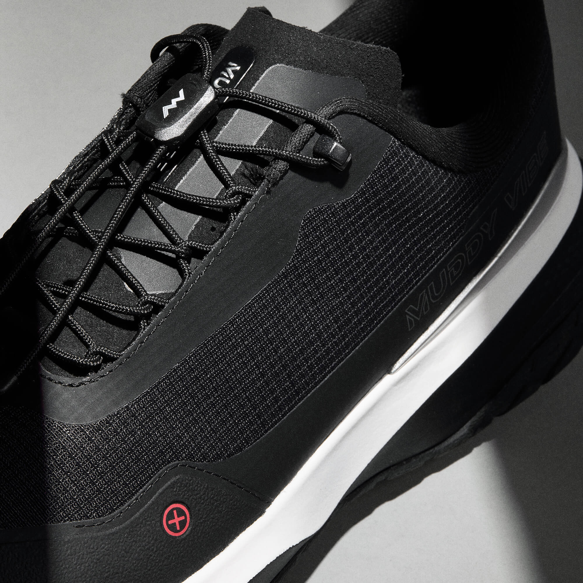 MUDDY VIBE Si-14 Ridge Snow low-top hiking shoe with black and white accents, laces view on a soft shadow background.