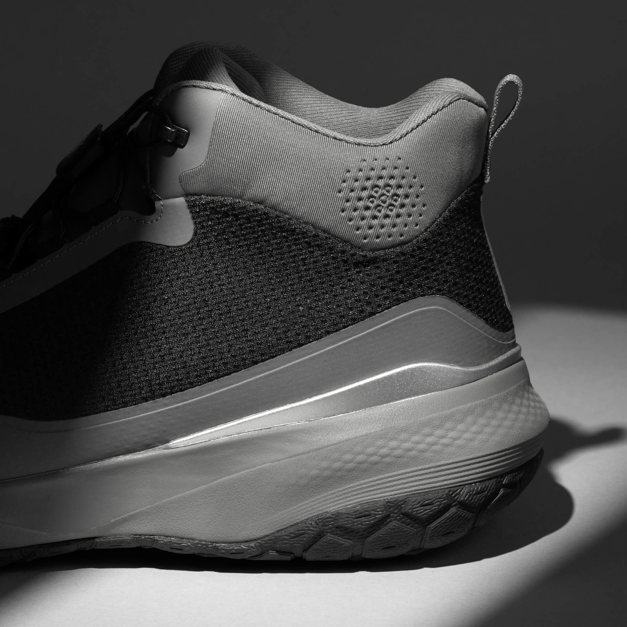 MUDDY VIBE Zn-30 Cliff Grey mid-top hiking shoe with black and white accents, heel logo view on a soft shadow background.