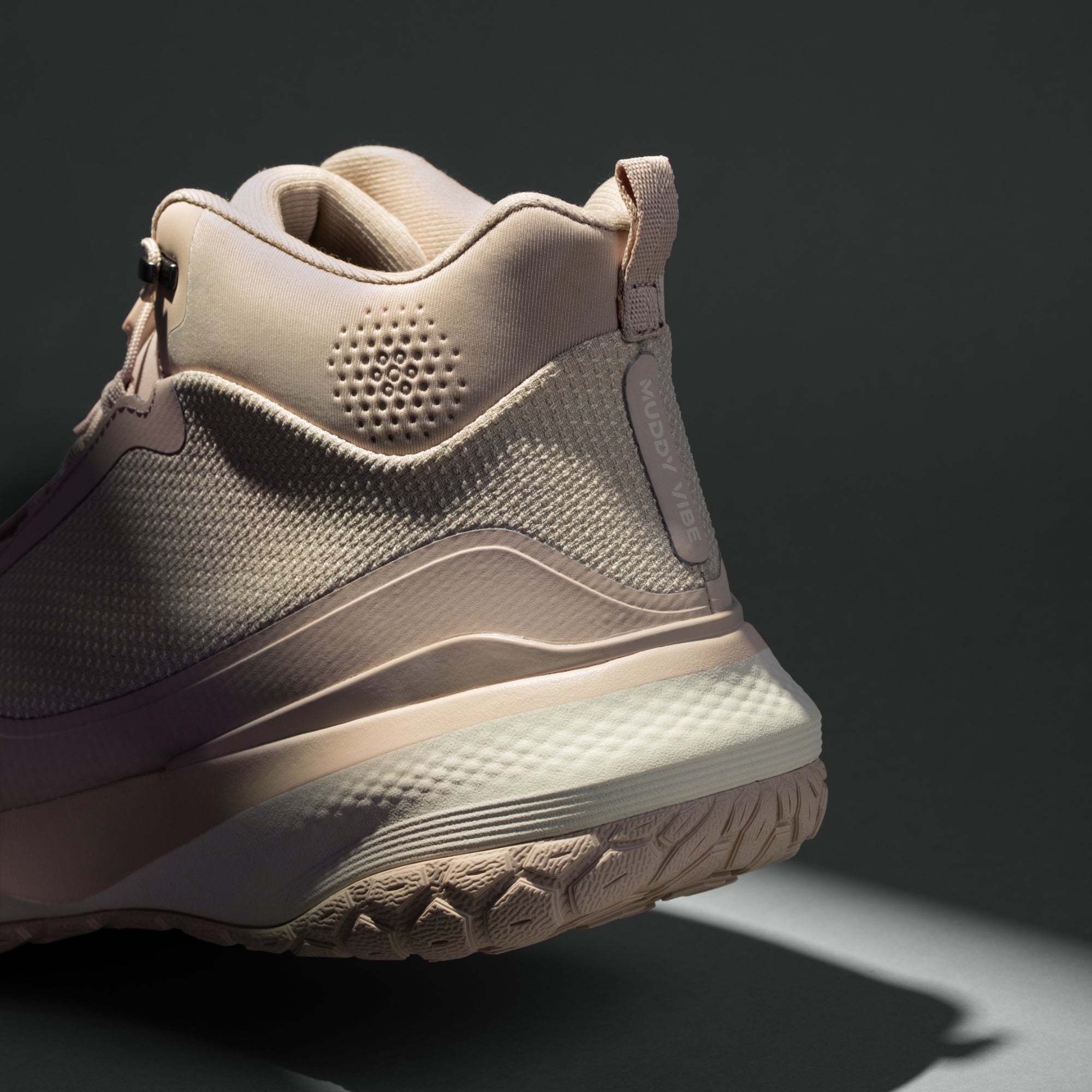 MUDDY VIBE Zn-30 Desert Sand mid-top hiking shoe with light beige and off-white accents, heel detail view on a soft shadow background.