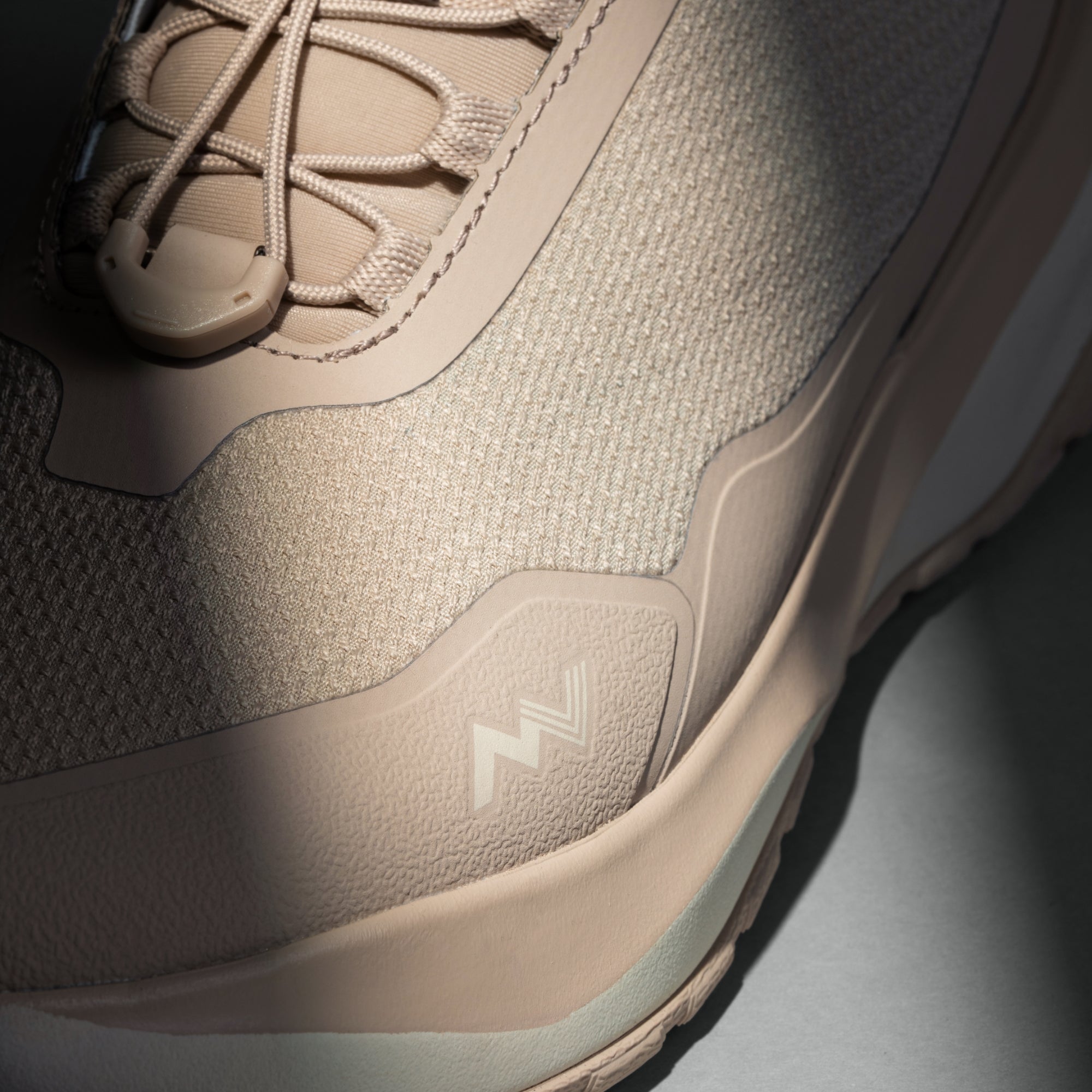 MUDDY VIBE Zn-30 Desert Sand mid-top hiking shoe with light beige and off-white accents, icon view on a soft shadow background.