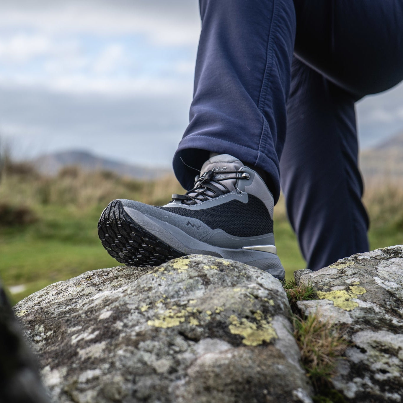 Zn-30 Lightweight Mid-Top Hiking Shoes