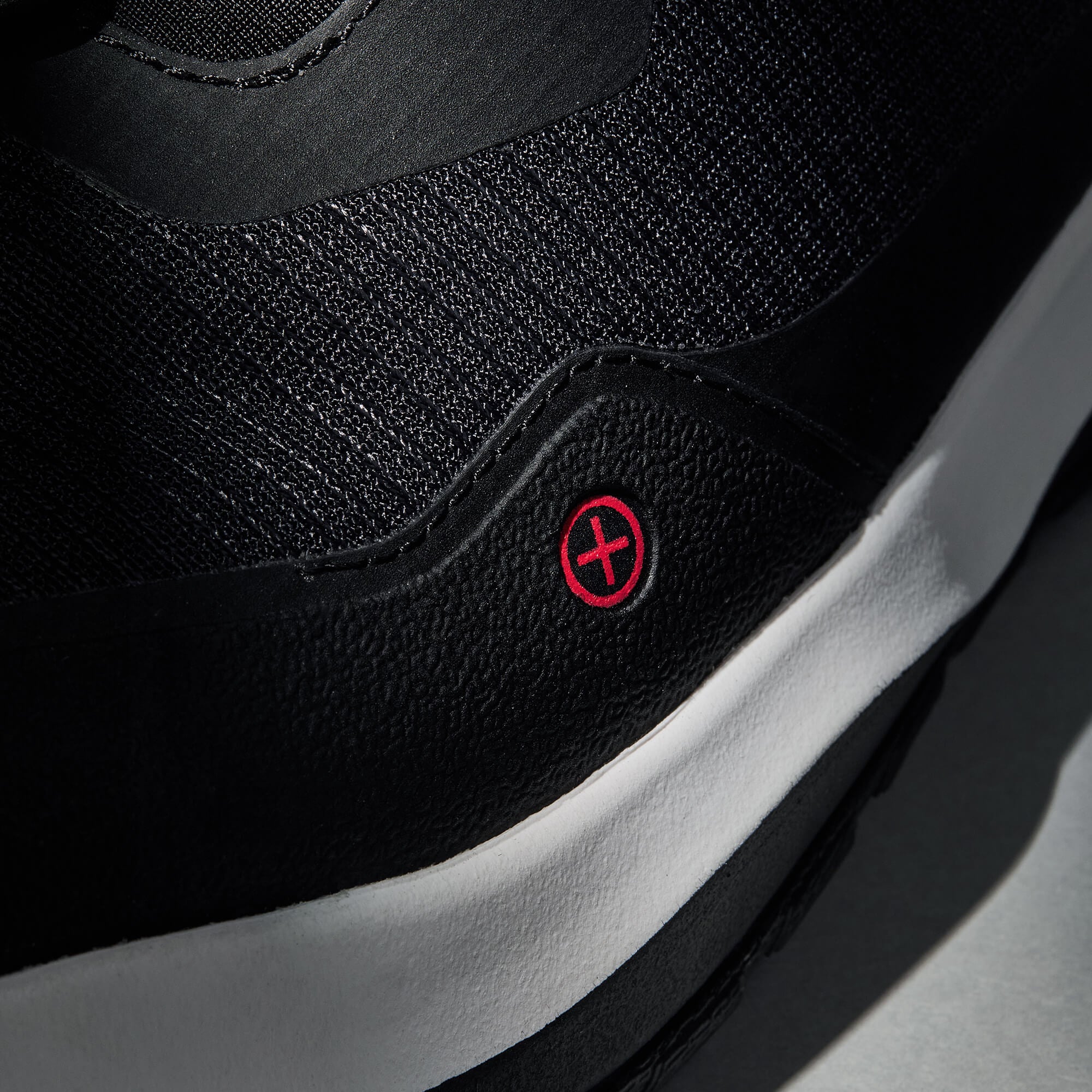MUDDY VIBE S-16 Ridge Snow low-top hiking shoe with black and white accents, icon view on a soft shadow background.